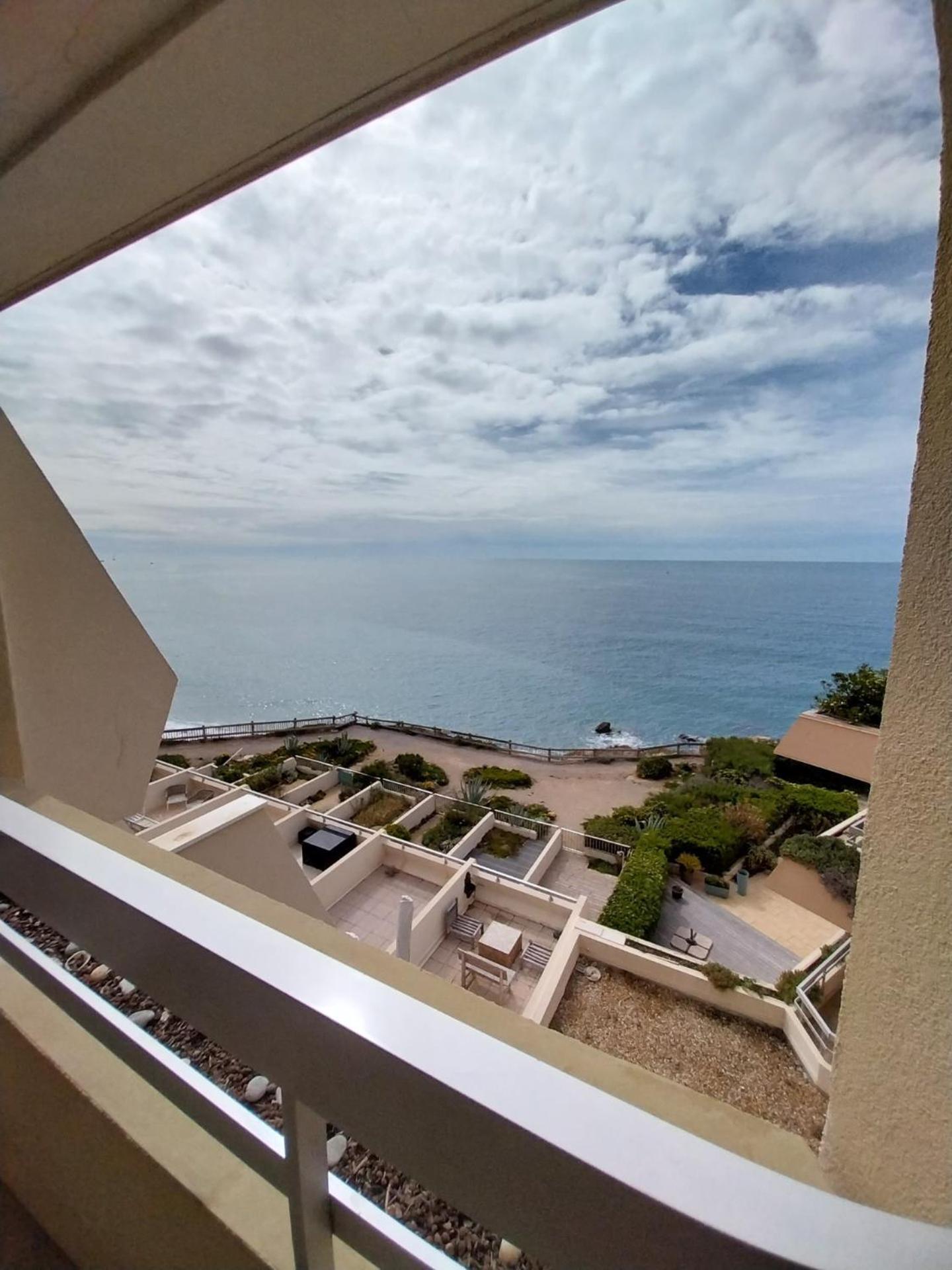 Apartment Front De 2 Parking Quartier Corniche *