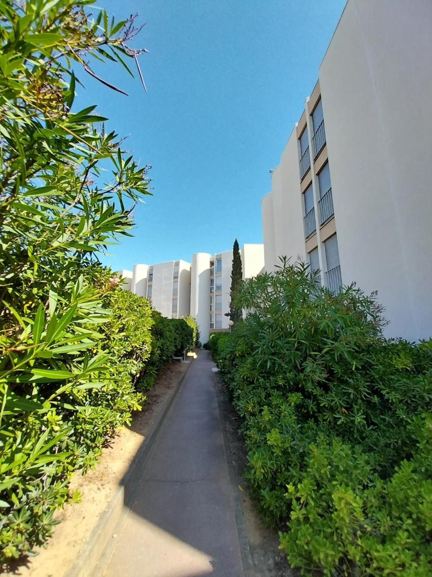 Apartment Front De 2 Parking Quartier Corniche *